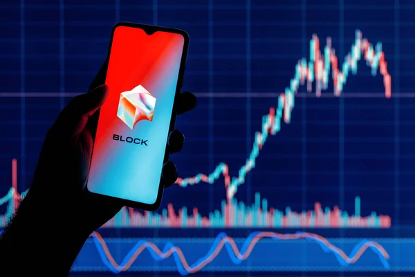 Kazan, Rusya - 02 Aralık 2021: Square, Inc. ismini Block olarak değiştirdi. Borsa grafiğinin arka planında ekranda Block logosu olan akıllı telefon.