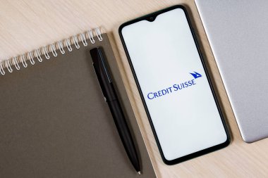 Kazan, Rusya - 13 Aralık 2021: Üzerinde Credit Suisse bankasının logosu olan akıllı telefon dizüstü bilgisayar ve iş planlayıcısının yanında.