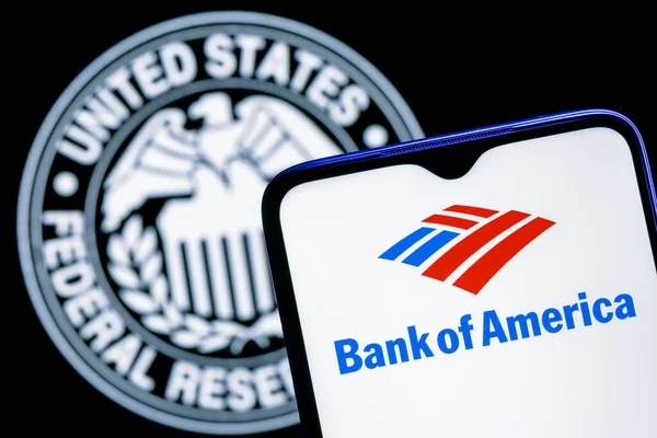 Kazan, Rusya - Jan 09, 2022: Federal Rezerv sembolünün arka planında Bank of America logosu olan akıllı telefon