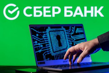 Kazan, Rusya - 27 Ocak 2021: Sberbank logosunun arka planında kilit sembollü dizüstü bilgisayar. Kilit sembolünü işaret ediyor. Veri hackleme kavramı.