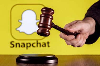 Kazan, Rusya - 30 Ocak 2022: Gavel, Snapchat anlık mesaj servisi logosunun arka planına karşı. Duruşma konsepti.