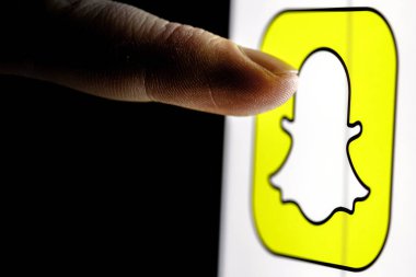 Kazan, Rusya - 30 Ocak 2022: Parmak akıllı telefon ekranındaki Snapchat anlık mesajlaşma servis logosuna uzanır.