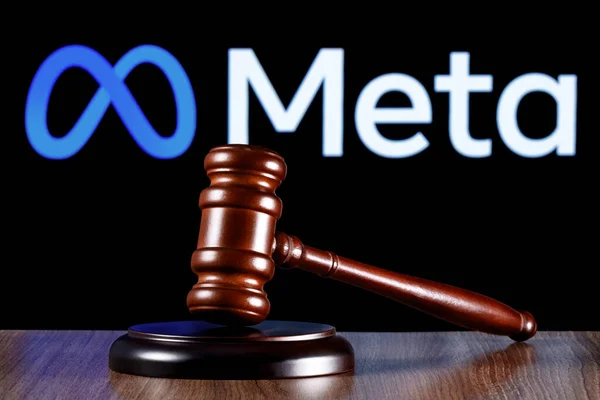 Kazan, Rusya - 31 Ocak 2022: Gavel, Meta şirketinin logosunun arka planında yer alıyor. Duruşma konsepti.