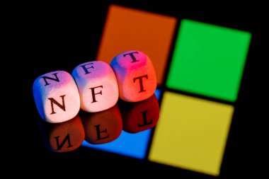 Kazan, Rusya - 31 Ocak 2022: Microsoft şirket logosunun arka planında NFT küplerinden yapılmış yazı.