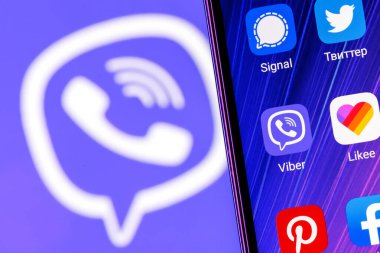 Kazan, Rusya - 18 Şubat 2022: Akıllı telefon ekranındaki diğer uygulamalar arasında Viber anlık mesajlaşma hizmeti uygulamasının simgesi. Arka planda Viber logosu var.