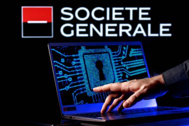 Kazan, Rusya - 21 Şubat 2022: Societe Generale banka logosunun arka planında kilit sembollü dizüstü bilgisayar. Kilit sembolünü işaret ediyor. Veri hackleme kavramı.