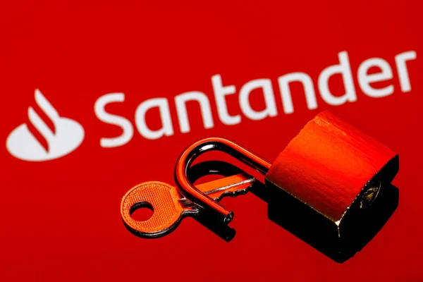 Kazan, Rusya - 27 Şubat 2022: Santander bankasının arka planındaki açık güvenlik kilidi ve anahtarı ayna yansıması