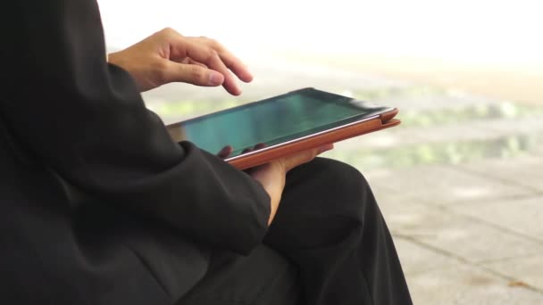 Vrouw handen met tablet pc — Stockvideo