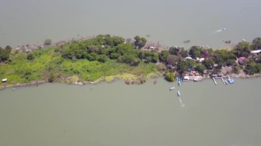 Chapala Gölü, Jalisco 'daki Alavinçler adasının üzerinde uçuyor.