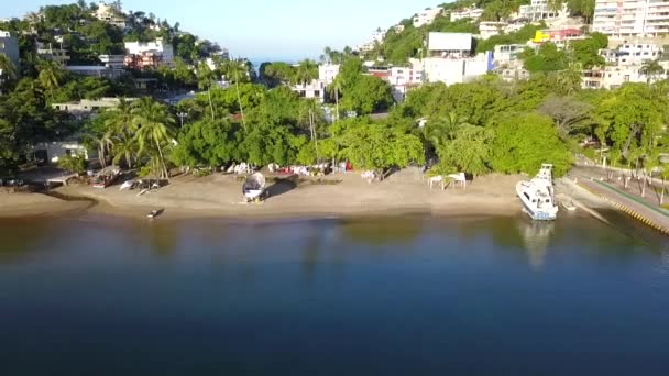 Drohnenblick entfernt sich vom Strand Manzanillo in Acapulco — Stockvideo