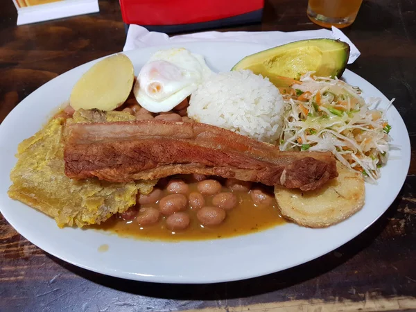 Typisches kolumbianisches Gericht namens Tablett Paisa, aus der Region Antioquia — Stockfoto