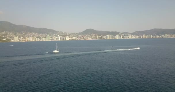 Volando sobre la bahía de Acapulco y algunos barcos navegando — Vídeos de Stock