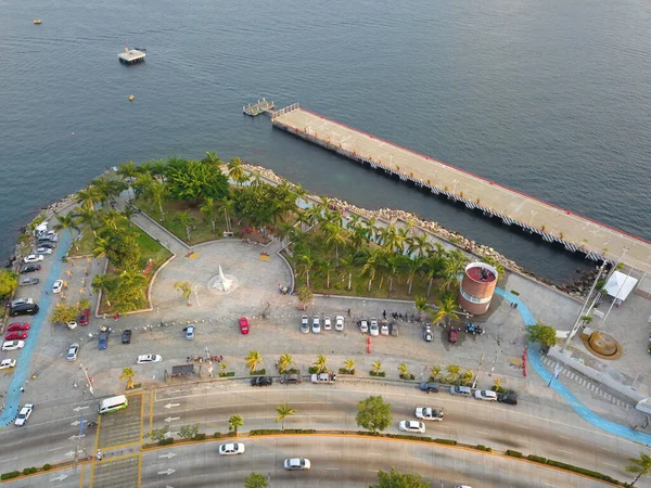 Luftaufnahme des Königinnenparks am Meer in Acapulco — Stockfoto