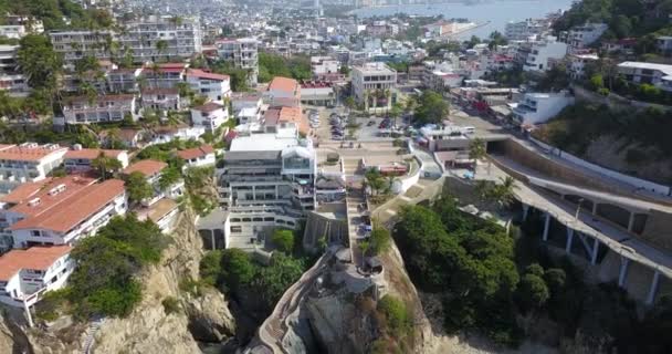 Drone alejándose del acantilado de La Quebrada en Acapulco — Vídeo de stock