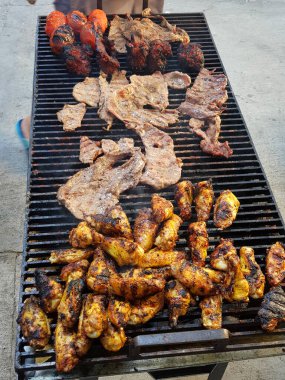 Açık havada ızgara tavuk, et ve sucuk.
