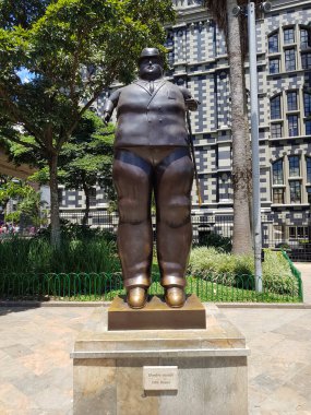 Medellin, Kolombiya 'daki Botero Meydanı' nda giyinmiş adam heykeli.