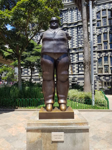 Estatua llamada hombre vestido en la Plaza Botero en Medellín, Colombia — Foto de Stock