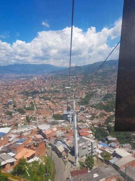 Вертикальный вид на Медельин с фуникулера, называемый метромобилем — стоковое фото