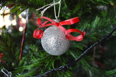 Noel gümüş küresi Ağaçta asılı bir kurdele