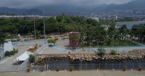 Lato itinerante del terminal marittimo e del parco della regina ad Acapulco — Video Stock