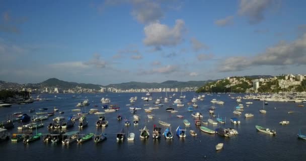 Reisen aus der Bucht von Acapulco zwischen mehreren im Meer treibenden Yachten — Stockvideo