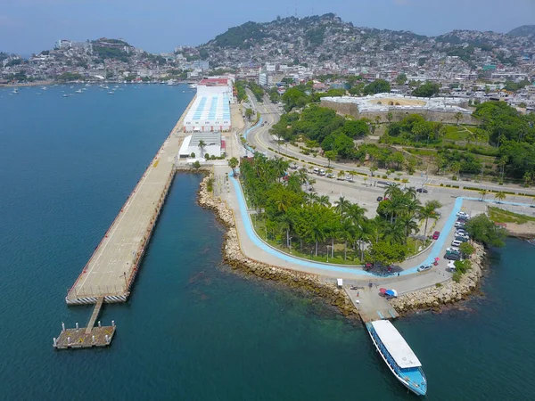 Vista aérea do mar do Parque Queens e do terminal marítimo de Acapulco — Fotografia de Stock
