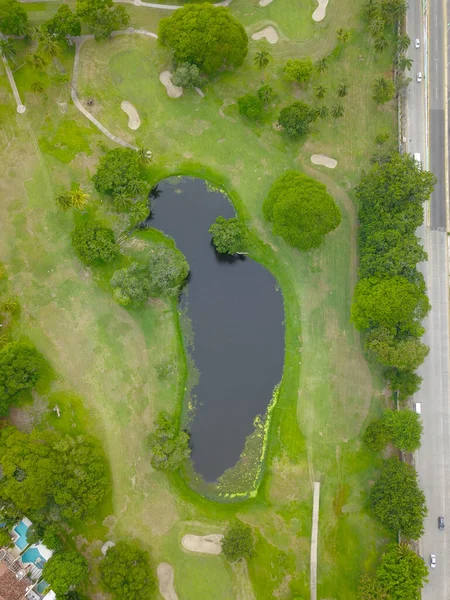 Vista aérea de un lago en un campo de golf de Acapulco — Foto de Stock