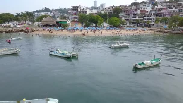 Footage the drone view moving away from Tlacopanocha beach in Acapulco — Stockvideo