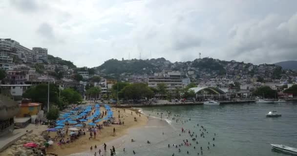 Traveling along the Tlacopanocha beach and the Acapulco pier — Video Stock