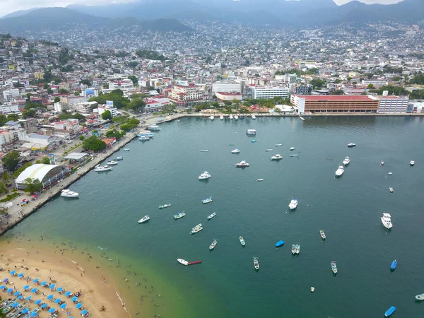 Vista aérea de la bahía de Acapulco, sobre el centro de la ciudad con cielo nublado — Foto de Stock