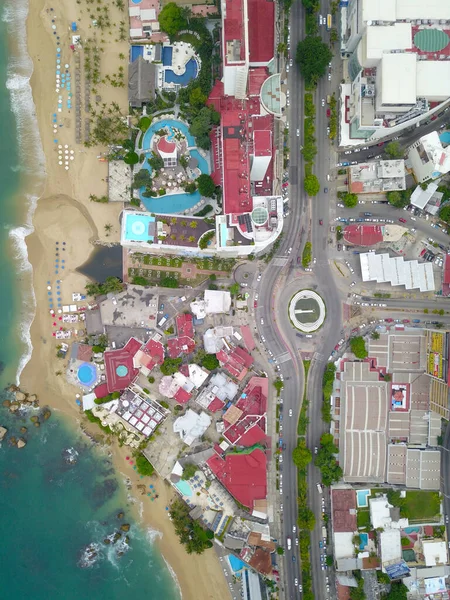 Vista aérea da avenida Costera sobre a rotunda Diana e a praia — Fotografia de Stock