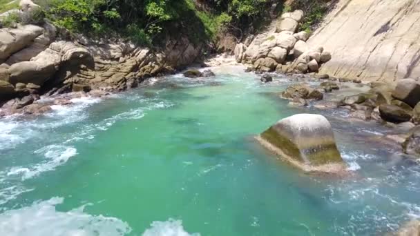Drohnenblick, der sich vom Strand der Liebe auf der Insel La Roqueta entfernt — Stockvideo