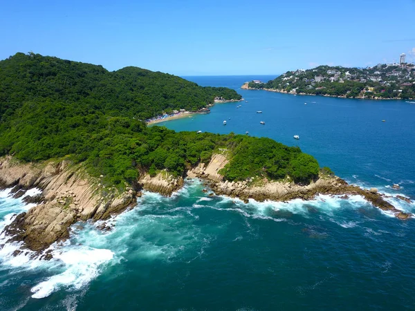 Luchtfoto van het eiland la roqueta vanaf de noordkant en de baai van Acapulco — Stockfoto