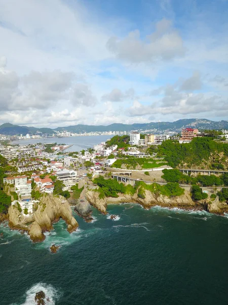 Vertical aerial view of the cliffs of Acapulco in the area known as La Quebrada — Foto Stock