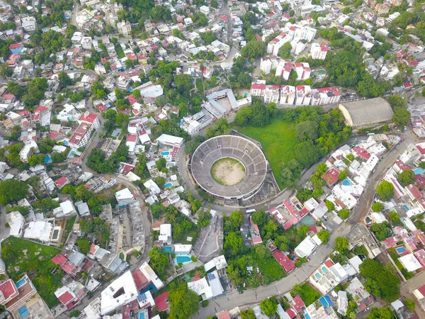 Foto aérea tomada con un dron de la plaza de toros de Acapulco y sus alrededores —  Fotos de Stock