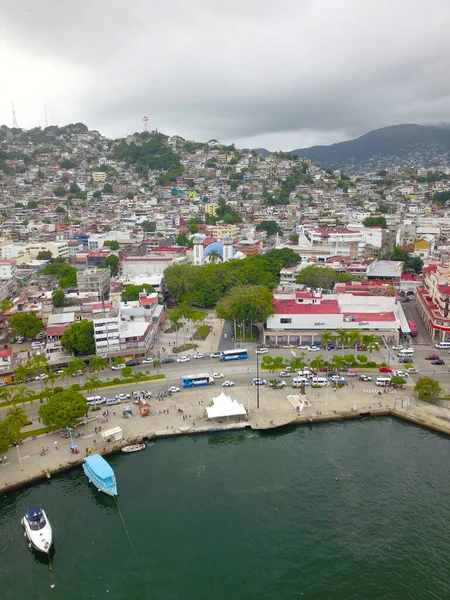 Vista aérea vertical del centro de Acapulco centrada en el paseo marítimo y el zócalo — Foto de Stock