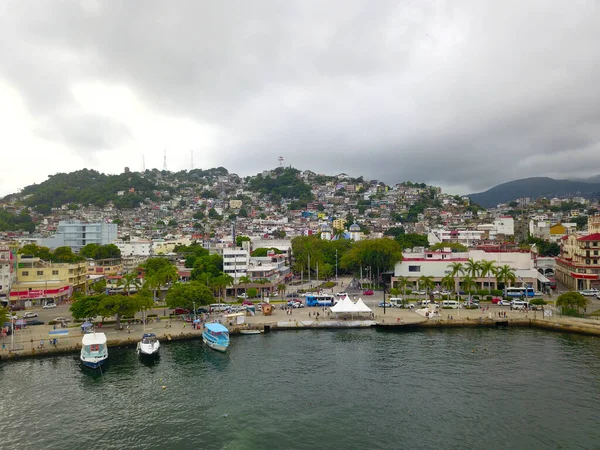 Vista aérea del centro de Acapulco centrada en el paseo marítimo y el zócalo — Foto de Stock