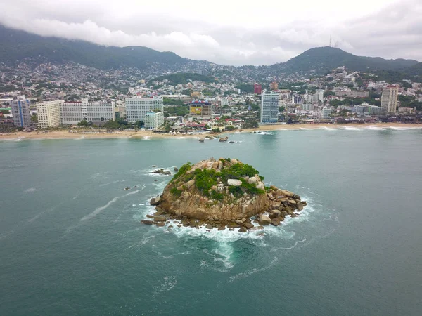 Drone vista da formação rochosa no meio da baía de Acapulco — Fotografia de Stock