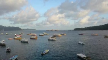 Caleta, Acapulco sahilleri yakınlarındaki birkaç teknenin arasında uçuyor.