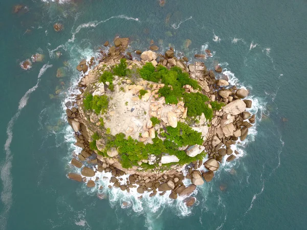 Zenith vista de la formación rocosa en el centro de la bahía de Acapulco — Foto de Stock