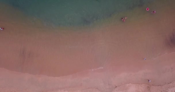 Вид с воздуха на волны на пляжах Акапулько в спокойный день — стоковое видео