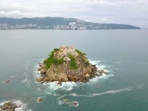 Vista aérea de la formación rocosa en medio de la bahía de Acapulco — Foto de Stock