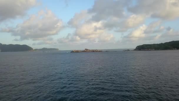 Volando sul mare dalla spiaggia di Caleta verso l'isola di La Roqueta, Acapulco — Video Stock