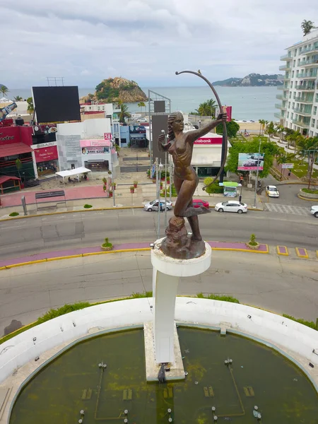Κάθετο άγαλμα της Diana η κυνηγός στην πλατφόρμα της με τη θάλασσα στο παρασκήνιο — Φωτογραφία Αρχείου