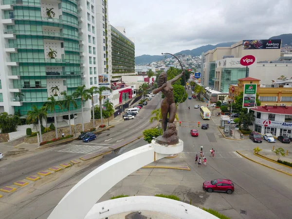 Статуя Дианы Охотницы на своей платформе на прибрежном проспекте Акапулько — стоковое фото