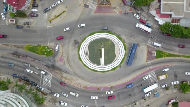 Vista aérea do tráfego na avenida costeira na rotunda de Diana — Vídeo de Stock