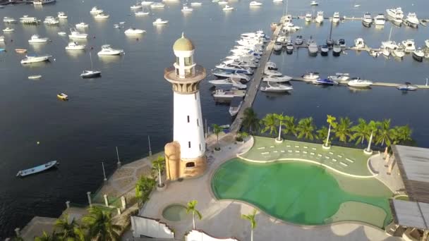 Körrepülés a Marina Acapulco világítótornya felett — Stock videók