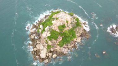 Acapulco 'da El Morro olarak bilinen kaya oluşumu üzerinde dairesel uçuş