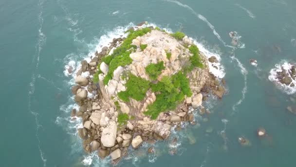 Volo circolare sopra la formazione rocciosa conosciuta come El Morro ad Acapulco — Video Stock