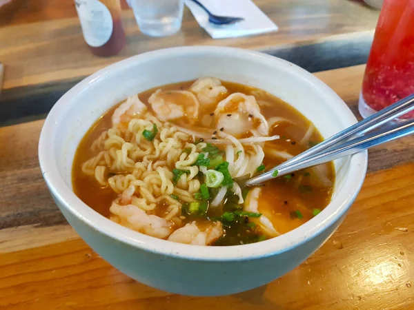 Image d'un bol de ramen coréen sur une table en bois — Photo